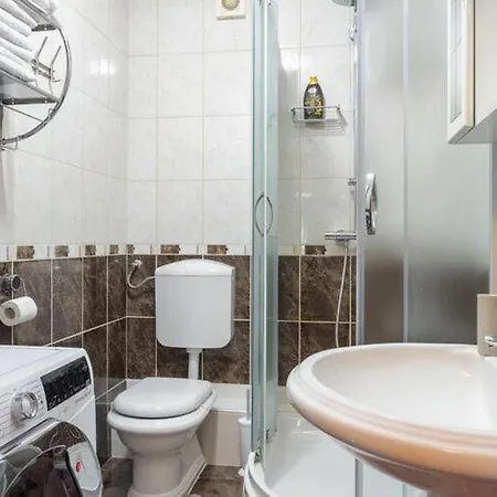 Zara - Two Bedroom With Balcony - St Apartment *